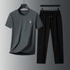 Conjunto Esportivo Casual Duas Peças de Alta Qualidade para Homens, Verão 2026, Camiseta de Manga Curta com Gola Redonda, Calça de Seda Gelada, Cor Sólida para Meia-Idade