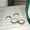 Anillo de Cuadros Diamante Estilo Retro Europeo y Americano Versa Recubrimiento 18k Anillo Medio Estrecho Superpuesto Anillo de Pareja de Zirconio