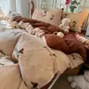 Conjunto de Cuatro Piezas de Leche Polar Grueso Cálido Otoño e Invierno ins Dibujos Animados Todo Mate Estilo Fresco Conjunto de Tres Piezas de Polar para Bebé Piel Sintética