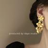 Aretes de Flores Doradas Retro Exageradas Diseño Nicho Temperamento de Alta Gama Aretes de Tuerca Elegantes Aretes Mujeres