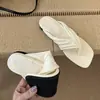 Chanclas Chuyuji de suela blanda con lunares para mujer, sandalias de moda verano 2026, antideslizantes, sandalias de playa de suela plana