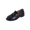 Mocassins femininos de couro com moedas douradas, novo modelo 2026, sapatos slip-on de salto grosso, sapatos pequenos de couro estilo britânico retrô