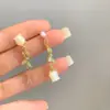 Pendientes Largos Frescos y Coloridos con un Estilo Bosque de Nicho, Pendientes Asimétricos Suaves con Diamantes, Flores de Rosa y Tachuelas de Borlas