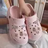 Nuevos zuecos de verano EVA de suela gruesa para bricolaje con agujeros decorativos, versátiles sandalias cerradas para mujer que aumentan la altura, antideslizantes, duraderas, para el hogar