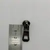 No. 5 color grafito brillante tirador inferior de cremallera para colgar en stock pieza tiradora de cremallera para equipaje ropa ahora suministro directo de fábrica