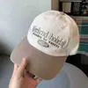 Gorra de béisbol estilo coreano ins con letras bordadas, diseño de bloques de color blanco y negro, gorra de visera de pato para adelgazar el rostro para mujeres, nuevo modelo 2024