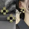Aretes Dorados Retro Franceses con Flor Hueca Diseño de Nicho Femenino Lujo Ligero Joyería de Oreja Elegante de Gama Alta Cobre