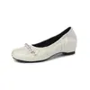Estilo de blogueira~Sapatos rasos de couro bovino de primeira camada com rebites e laço, sapatos de outono 2026 com bico redondo e aumento interno de altura, bico dividido