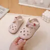 Sandálias Fechadas de Verão 2026 para Bebê com Recortes e Laço Doce, Sapatos de Praia Infantis com Solas Macias, Tamancos para Crianças Pequenas