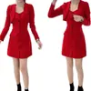Novo conjunto de duas peças para primavera e outono, apresentando uma jaqueta curta chique e um vestido de sol justo e modelador, perfeito para mulheres baixinhas.