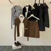 Conjunto de tres piezas de punto estilo coreano Y.JIA Otoño, suave y adelgazante: cárdigan + chaleco + falda 609