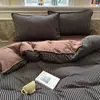 Nuevo conjunto de cuatro piezas de gasa con rayas de lujo ligero, estilo ins, puntada de triángulo simple, borde de concha, funda de edredón de algodón puro para dormitorio, juego de 3 piezas