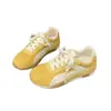 Tênis de treino feminino alemão com aumento interno de altura, novos tênis casuais retrô versáteis para primavera e outono 2026, sapatos brancos leves de sola macia