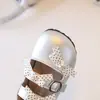 Outono 2026 Novos Sapatos Personalizados para Meninas Baixos Planos Flor Princesa Couro Sapatos Infantis Médios e Grandes Doces Sapatos Individuais