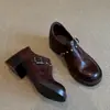 Primer Encuentro Temporada Moda Remache Estilo Británico Zapatos Pequeños de Cuero 2026 Otoño/Invierno Nuevos Versátiles Marrón Talla Pequeña Zapatos de Tacón Grueso para Mujer