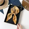 Lenço de Seda Estampado Castanha Cross70 Seda Falsa Lenço de Cabeça Estilo Rua Europeu e Americano Versátil Amarrilho de Cintura Cinto Lenço Quadrado Atacado