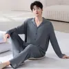 Conjunto de pijama súper suave y fresco para hombre de primavera y otoño con cárdigan, cuello de solapa y tejido modal, estilo simple, adecuado para usar como ropa de estar.