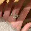 Anel Borboleta com Brilho Diamantado Estilo Coreano, Design Exclusivo, Sensação de Luxo, Luxo Leve, Alto Valor Estético, Acessório de Mão Moderno e Versátil para Mulheres