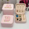 Joyero con letras creativas, portátil, estilo ins, para viajes, anillos, pendientes, collares, pendientes, caja de almacenamiento de joyas para las orejas