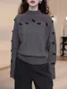 [Terciopelo Ártico Lavado] Suéter de punto gris para mujer con cuello semialto y detalle de lazo, un elegante jersey de manga larga para otoño e invierno
