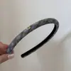 Diadema a Cuadros Estilo Coreano con Pequeña Etiqueta Dorada para Mujer 2026 Nueva Diadema de Temperamento Dulce Suave Versátil para Salir Pinza para el Cabello