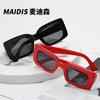 Gafas de sol Jamie 1854 de Moda con Montura Pequeña Cuadrada y Lentes Degradadas Color Océano, con Patillas Ovaladas Gruesas, Estilo Simple Gafas de Sol 1854