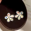Brincos de Tarraxa Flor de Renda Vazada com Gotas de Óleo Brancas e Bolinhas Cremosas Luxo Leve Toque de Alto Padrão Moda Simples