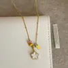 Collar Colgante de Flor de Doble Cara con Esmalte Rojo y Nácar Inspirado en el Diseño para Mujer, Cadena de Cuello de Moda Única y Exquisita, Cadena para Suéter
