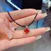 Colar Flor de Quatro Folhas de Cristal Preto Natural Estilo Coreano Moderno Elegante Versátil Colar de Pétalas com Placa Vermelha Corrente para Clavícula Feminina