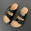 2026 Verano Nuevo Estilo Pareja Doble Botonadura Piel de Vaca Suave Corcho Slip-on Suela Plana Chanclas para Hombre Mujer Comercio Exterior Venta al por Mayor
