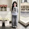 Nueva colección de primavera y otoño: Sudadera de manga larga con patchwork a rayas y un elegante diseño de inspiración coreana, combinada con pantalones vaqueros retro - un conjunto de dos piezas para niñas