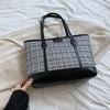 Bolsa Casual para Deslocamento de Grande Capacidade Feminina 2024 Nova Popular Bolsa de Ombro Xadrez Moda Cor de Contraste Bolsa Tote de Mão