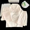 Conjunto de três peças com estampa de gato preto de desenho animado, almofadas no peito, seda gelo e neve, novo estilo de pijama primavera e verão para mulheres, roupão com lapela, pode ser usado fora de casa