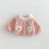 Jaqueta fofa com forro de fleece para meninas, coleção de inverno 2026, com gola franzida, design de coração bordado e um bolso, modelo ZDW6595