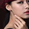 Pendientes coreanos entrelazados con forma de corazón de rubí, muy populares, con turmalina roja natural y chapados en oro rosa de 18 quilates y diamantes.