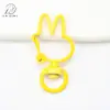 Anillo Abierto de Conejo con Orejas Puntiagudas de Aleación Pintada Cierre de Resorte Anillo de Resorte Llavero DIY Colgante Llavero de Conejo