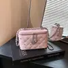 Bolso pequeño súper popular para el trabajo, nuevo estilo de verano 2026 para mujer, bolso cruzado pequeño tipo caja acolchado con cadena inspirado en Chanel