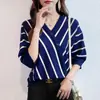 Camiseta Feminina de Tricô Listrada de Manga Média em Seda Gelo, Estilo Solto de Hong Kong, Assimétrica, Nova Coleção Verão 2025, Top Feminino Fino e Moderno com Decote em V