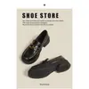 Mocassins pretos para mulheres, nova coleção de outono 2026, sapatos versáteis, sapatos femininos de sola grossa, sapatinhos de couro estilo britânico, sapatos baixos de solado único para mulheres