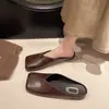 Sandalias planas cómodas de color liso para mujer, nuevo modelo primavera/verano 2026, para uso en exteriores, suela suave, estilo minimalista, sandalias cerradas sin cordones