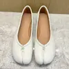 Sapatos Dobrados Super Macios de Pele de Ovelha com Biqueira Dividida Femininos 2026 Novos Sapatilhas Tabi Pé de Porco de Boca Rasa de Fundo Plano Pequenos Sapatos de Couro