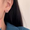 Clip para oreja con diseño de flor irregular bañado en plata S925, sencillo y combinable, elegante y de alta gama.