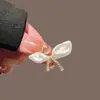 Broche Laço de Pérola Barroca, Broche Feminino de Alto Padrão, Design Requintado e Estiloso, Fivela de Pino Anti-Exposição de Nicho