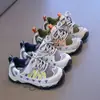 Zapatos para niñas 2026 otoño nuevo modelo zapatillas deportivas infantiles casuales con suela blanda zapatillas de entrenamiento para niñas para niños mayores corriendo