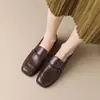 Extremamente leves~Mocassins femininos de bico quadrado, sapatos pequenos de couro estilo britânico vintage, novos sapatos de salto médio