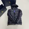 RL nuevo estilo de comercio exterior: una chaqueta clásica de algodón estilo polo americano con un pequeño caballo rojo bordado en el pecho y un cierre de cremallera acanalado