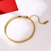 Pulsera Redonda de Titanio con Tres Capas de Perlas, Moda Europea y Americana para Mujer, Elegante y Única, Pulsera de Lujo Ligero con un Toque de Alta Gama, Accesorio Versátil de Moda
