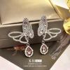 Brincos Borboleta Rosa Vazados com Diamante Inserido Agulha de Prata Luxo Acessível Europeu e Americano Brincos Exagerados de Alta Qualidade Brincos Doces Elegantes para Mulheres
