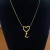 Collar de Acero de Titanio con Colgante de Corazón de Gama Alta y 26 Letras Inglesas para Mujer, Cadena para Clavícula con Apellido, Nicho de Lujo Ligero, Celebridad de Internet para Mejor Amiga