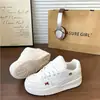 Tenis de suela gruesa, nuevo estilo de verano, zapatos blancos para mujer, súper elegantes, zapatos para mujer que aumentan la altura, zapatos casuales versátiles, hacen que las personas bajitas parezcan más altas